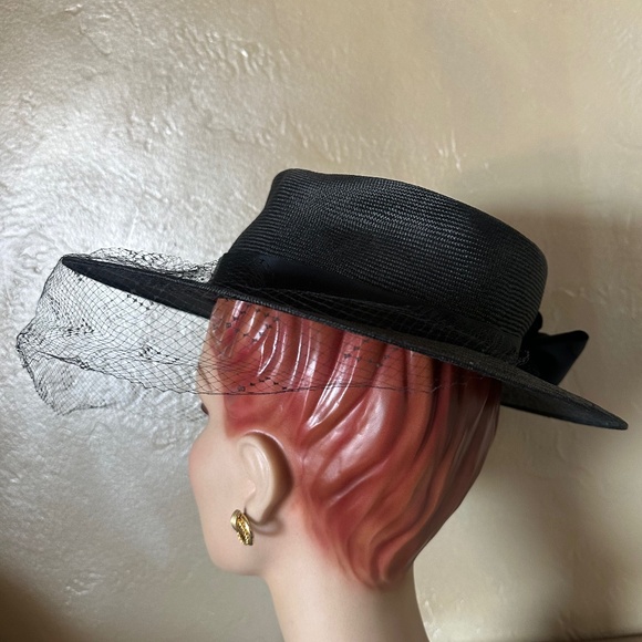 FESTIVE 1960s\' BLACK STRAW HAT WITH LARGE BOW AND RED FABRIC \